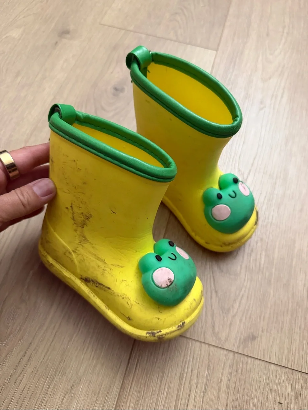 Kids Yellow Light Up Frog Rain Boots size 9c